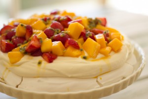 Pavlova de mango, fresas y fruta de la pasión